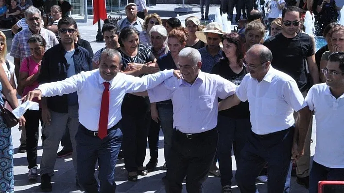 Tunceli'de açılış, çılgın davulcuyla şenlendi, halay çeken Vali renk kattı