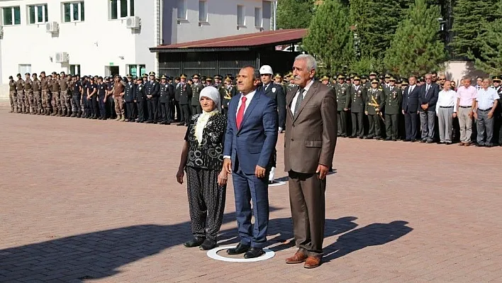 Vali Sonel, şehit annesiyle birlikte Atatürk anıtına çelenk koydu
