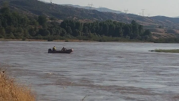 Baraj kapakları açılınca adacıkta mahsur kaldılar