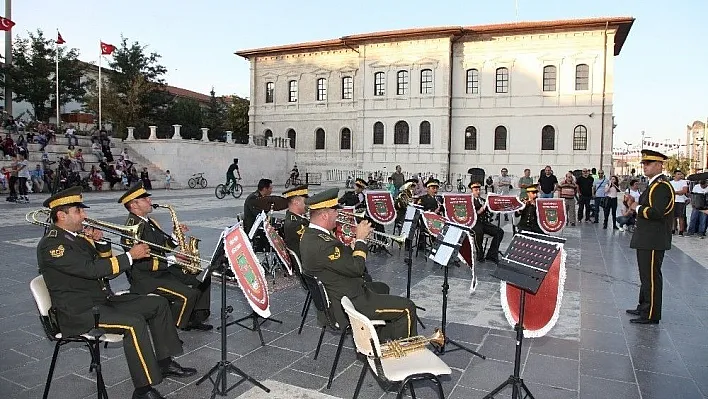 Minik şef askeri bandoyu yönetti
