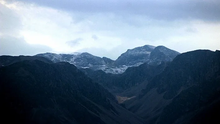 Munzur Dağı zirvelerine kar yağdı