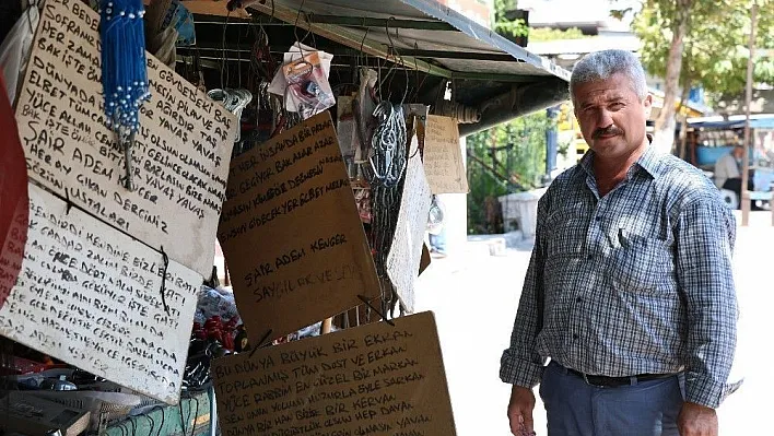 Şair seyyar satıcı müşterilerini şiirle karşılıyor
