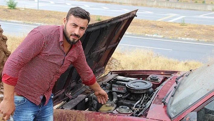 Çamurdan kurtarmak istediği otomobilini yaktı
