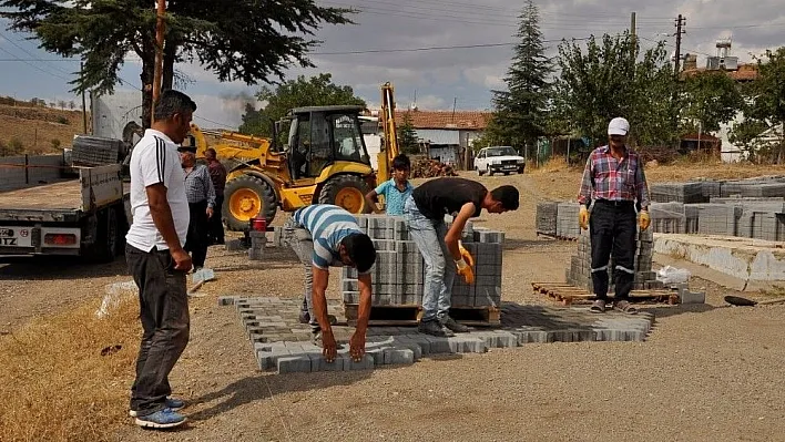 Arguvan'da yol çalışmaları sürüyor
