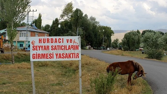 Muhtardan seçim vaadi tabela
