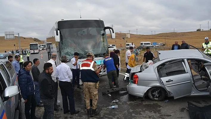 Sivas'ta yolcu otobüsü ile otomobil çarpıştı: 2 ölü, 3 yaralı
