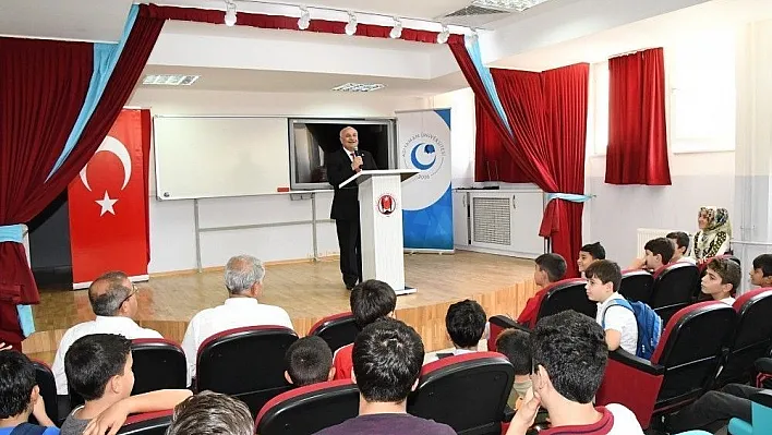 İmam hatip öğrencilerine ilk dersi Rektör Gönüllü verdi
