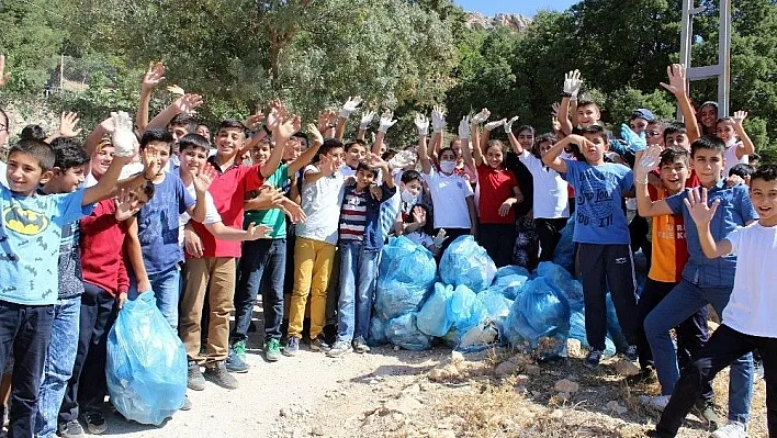 Öğrenciler yarım saatte 2 kamyon çöp topladı
