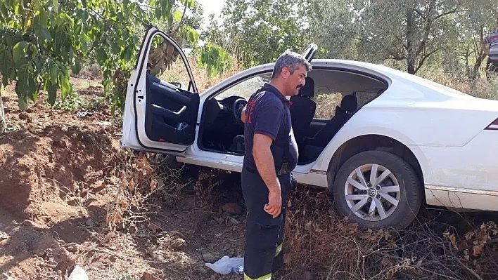 Lüks otomobil su kanalına uçtu: 1 yaralı
