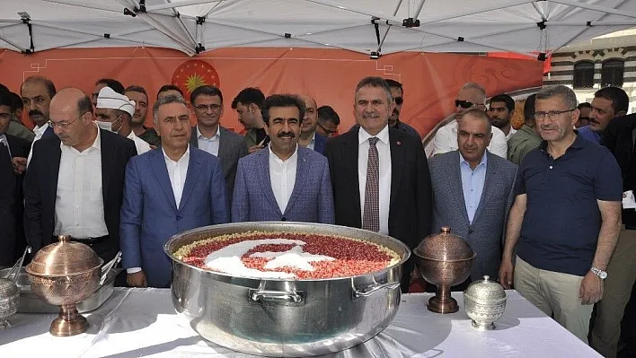 Cumhurbaşkanlığınca Diyarbakır'da aşure dağıtıldı
