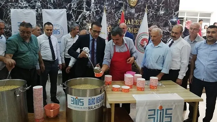 Malatya büro memur sen tarafından aşure dağıtıldı
