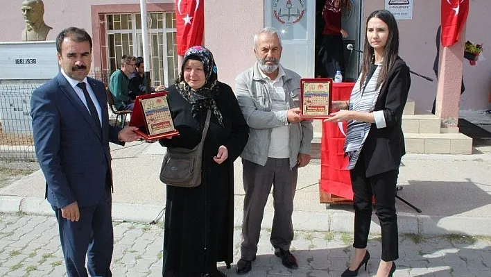 Kadın kaymakam şehit annesinin elini bırakmadı
