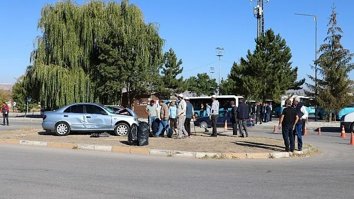 Otomobilin çarptığı beton direk karşı yola devrildi: 2 yaralı
