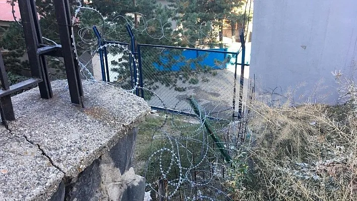 Yıkılan bahçe duvarı çocuklar için tehlike oluşturuyor
