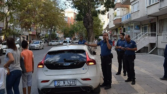 Otomobilde bırakılan küçük çocuk polisi alarma geçirdi
