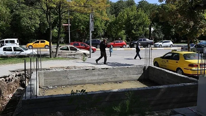 Erzincan belediyesi iki taksi durağı inşasına başladı
