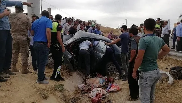 Otomobil elektrik direğine çarptı: 2 ölü, 2 yaralı
