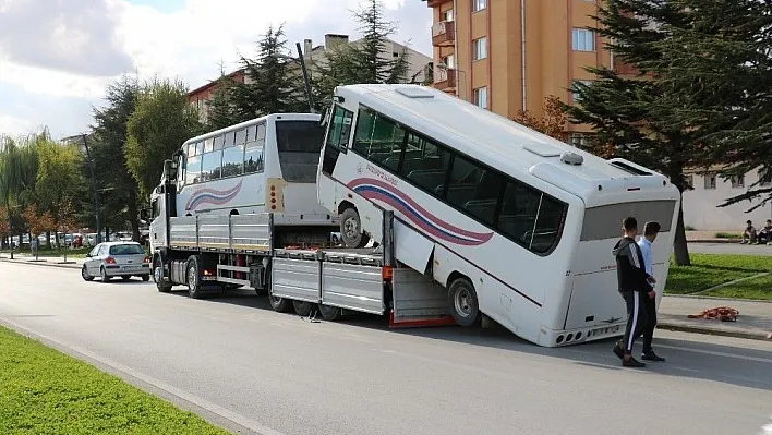 Tırdan düşen otobüs şaha kalktı