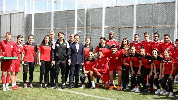 Kadın futbolculardan Sivasspor antrenmanına ziyaret
