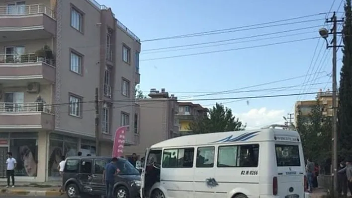 Yolcu minibüsü ile hafif ticari araç çarpıştı: 2 Yaralı
