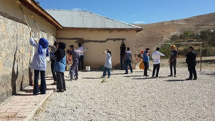 İlkokulun bakım ve onarımını üniversite öğrencileri yaptı