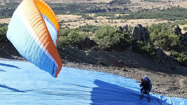 Bin 200 rakımlı tepeden atlayan paraşütçüler nefes kesti
