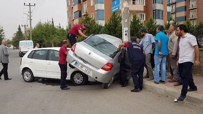 Otomobil diğer otomobilin üzerine çıktı, sürücü sıkıştı
