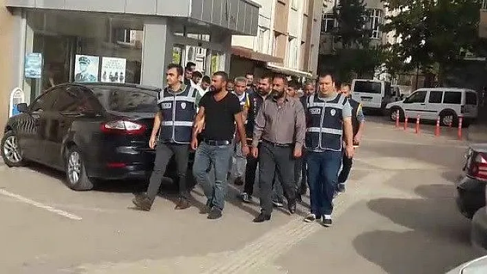 Polislerle çatışmaya giren 22 şahıs adliyeye sevk edildi
