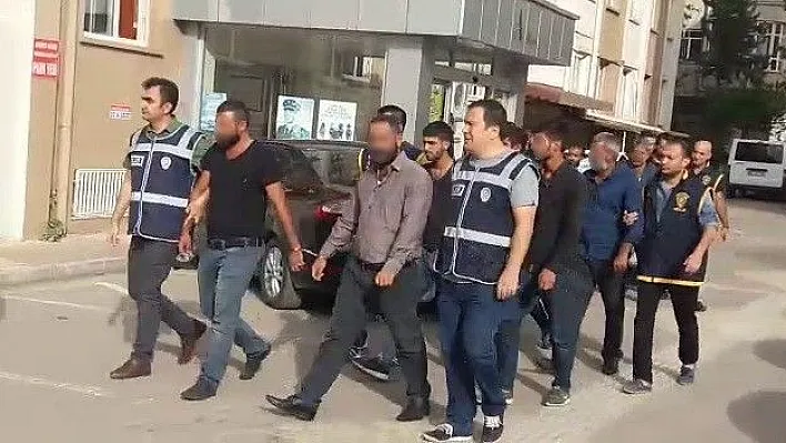 Polislerle çatışmaya giren 22 kişiden 3'ü tutuklandı
