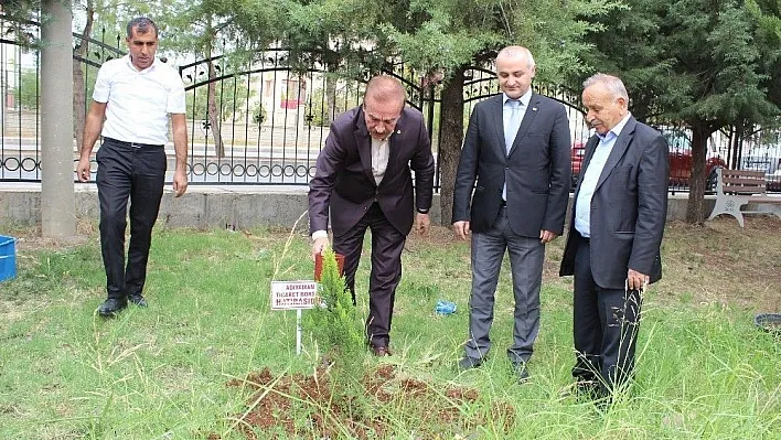 Ziyaret ettiği kuruma buket yerine çam fidanı götürdü
