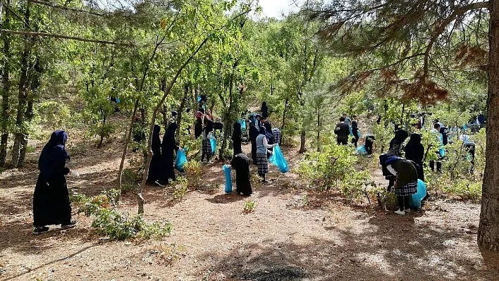 Öğrenciler mesire alanından çöp topladı
