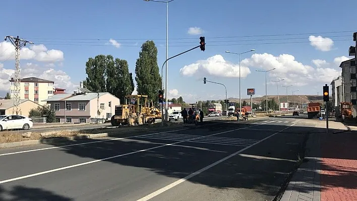 Horasan'da trafik kazalarının çok yaşandığı kavşağa önlem alındı
