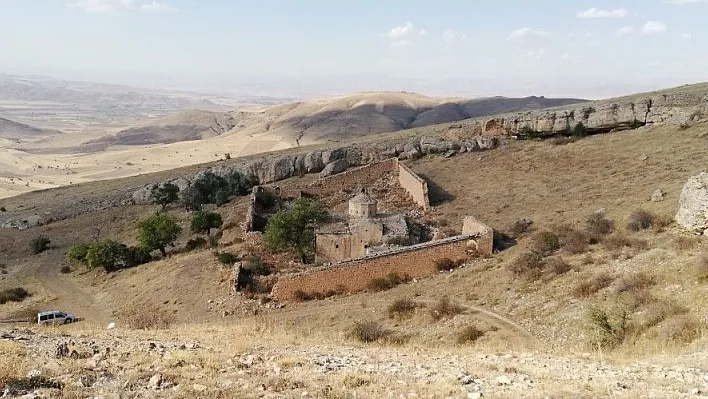 Defineciler Erzincan'da tarihi yok ediyor
