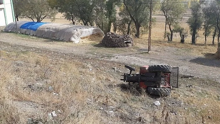 Pasinler'de traktör şarampole uçtu: 3 yaralı
