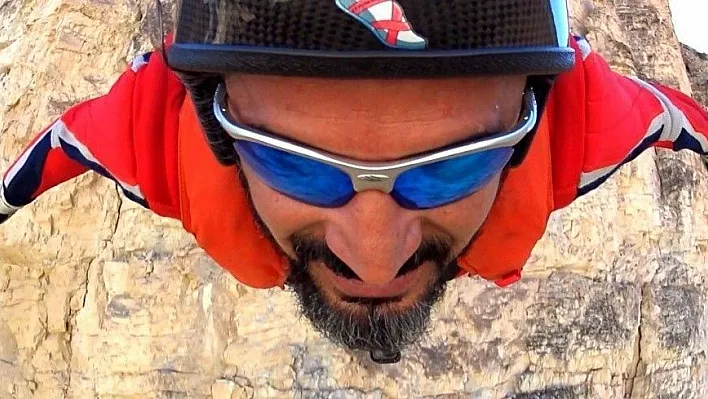 Base jump sporcusu Atlama Kulelerinden paraşütle atladı

