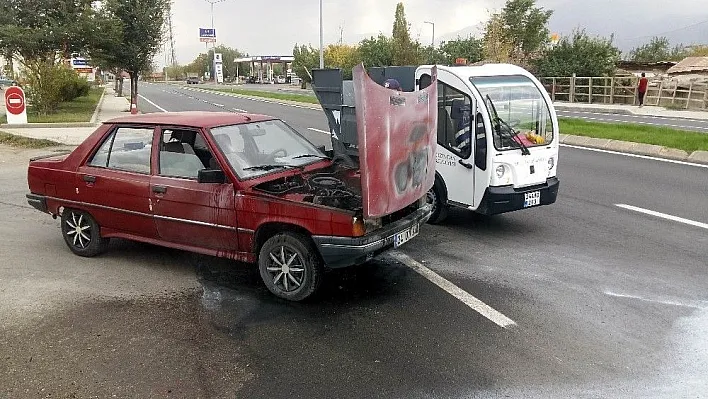 Erzincan'da hareket halindeki araç alev aldı
