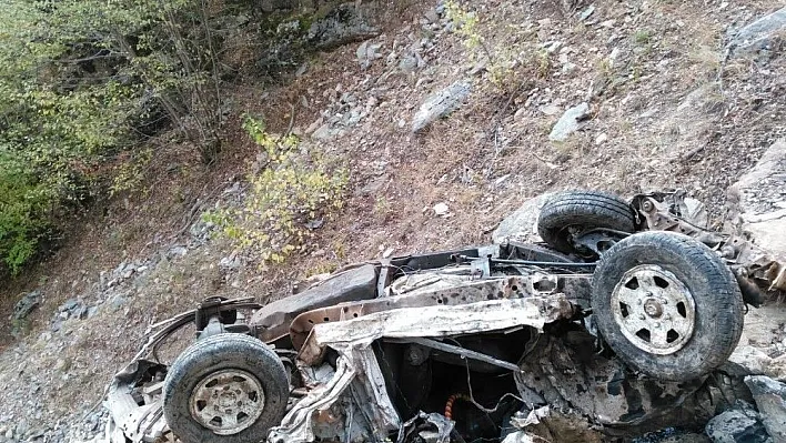 Uçuruma yuvarlanan pikap paramparça oldu, sürücü hayatını kaybetti
