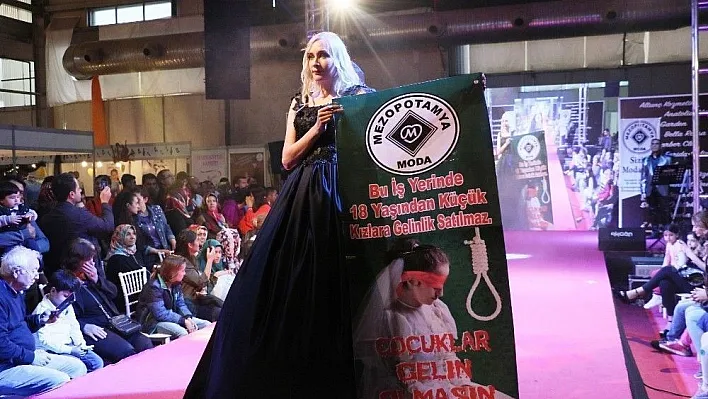 Çocuk gelinler için siyah gelinlikle podyuma çıktılar
