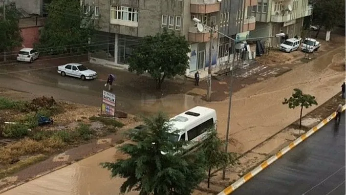 Çevre yolunu yağmur suları bastı
