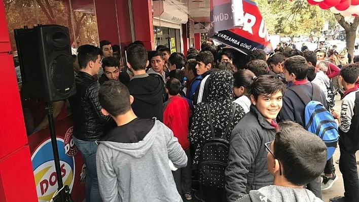 Erzincan'da bedava döner izdihamı
