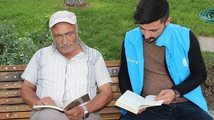 Erzincan'da gençler parkta vatandaşlarla kitap okudu
