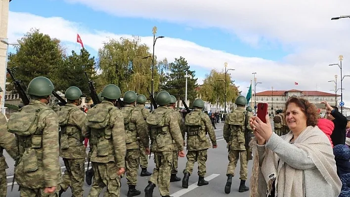 Askerleri gören telefona sarıldı
