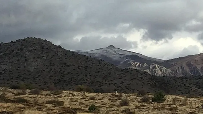 Nemrut Dağına yılın ilk karı düştü
