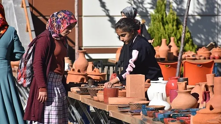 Kadınların çamurdan ürettikleri ürünler görücüye çıktı
