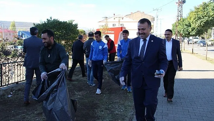 Solhan'da ilçe protokolü ve öğrenciler çöp topladı
