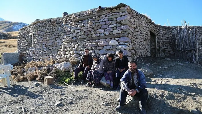 7 kişilik ailenin dağda ilkel yaşamı
