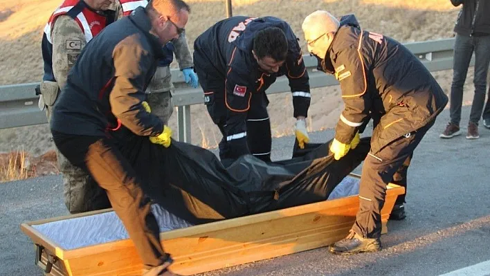 Sivas'ta yolcu otobüsü ile hafif ticari araç çarpıştı: 2 ölü, 4 yaralı
