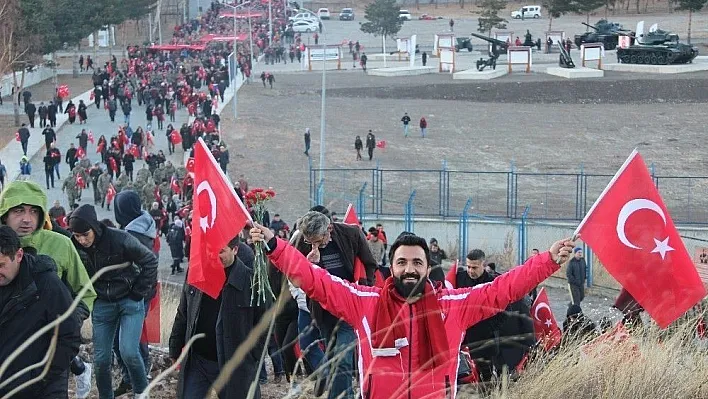 Binlerce Erzurumlu 141 yıl önceki gibi Tabyalara yürüdü
