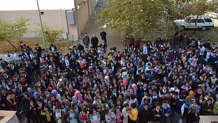 Mustafa Erdemoğlu Anadolu Lisesinden Müdür Demirel'e plaket
