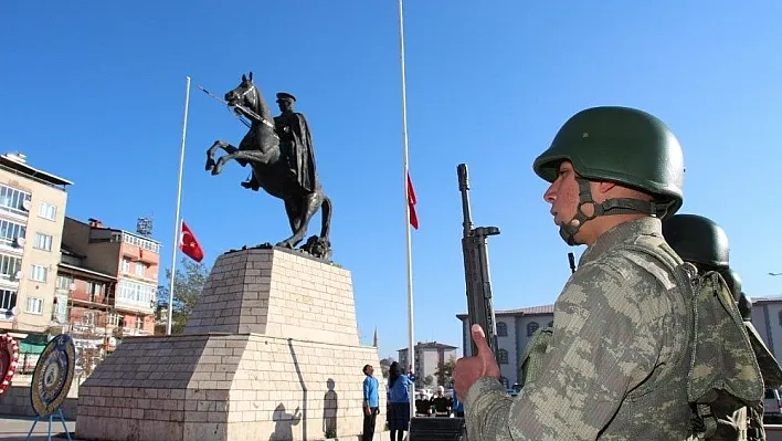 78 Yaşındaki Gazi oğlu okuduğu şiir salondakileri duygulandırdı
